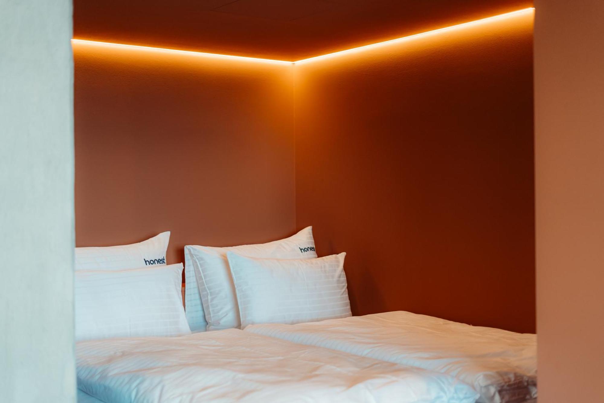 Honest Ricany Room photo